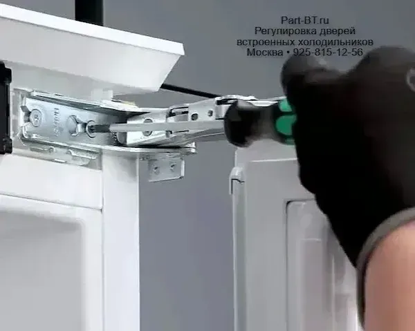 регулировка петель двери встроенного холодильника Liebherr услуги МОСКВА