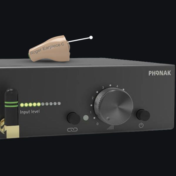 Ушное устройство PHONAK, которое лежит на приемнике PHONAK