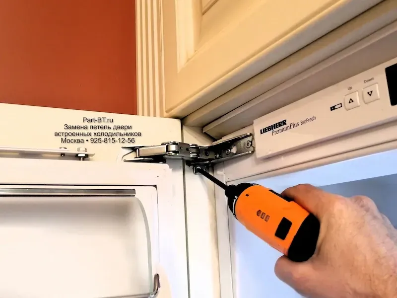 Замена петель Hettich на холодильнике Liebherr IKB 3660 в Москве