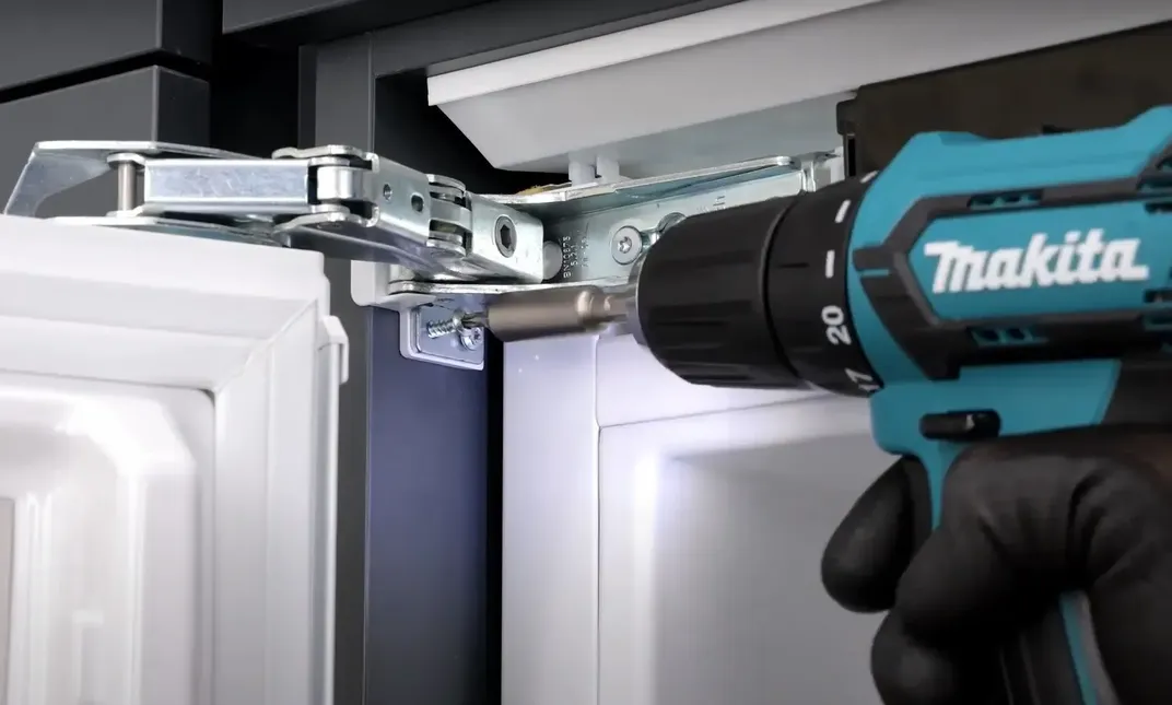 Замена петель встроенного холодильника Bosch мастером в Москве