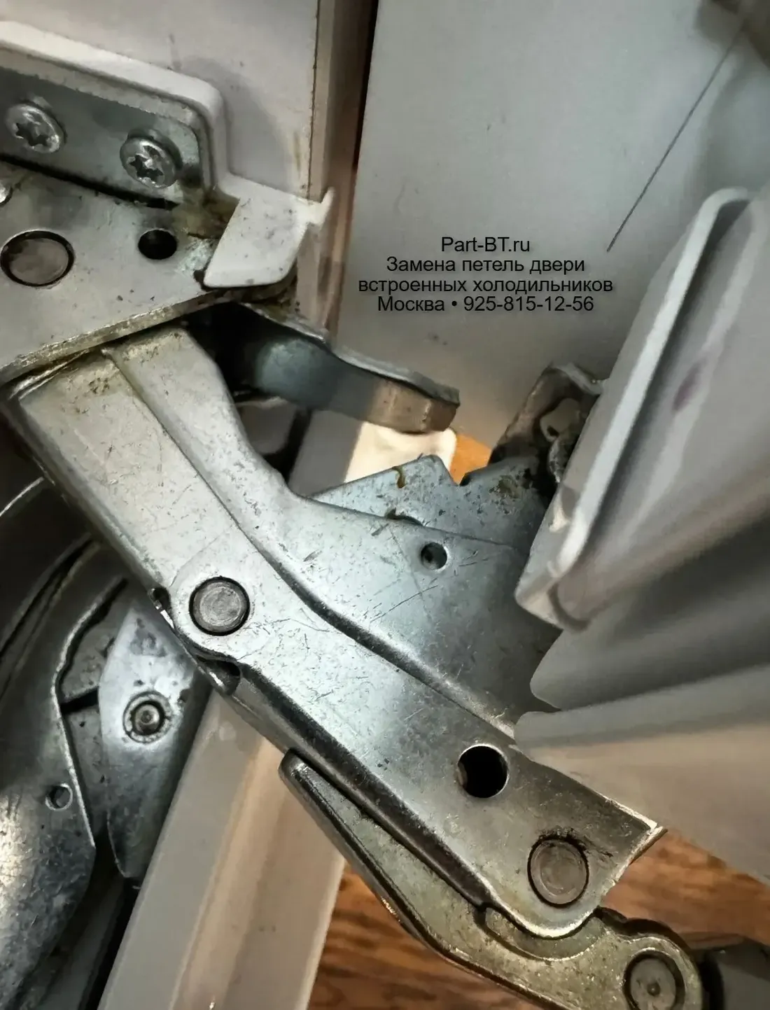 Сломалась нижняя петля встроенного холодильника Miele