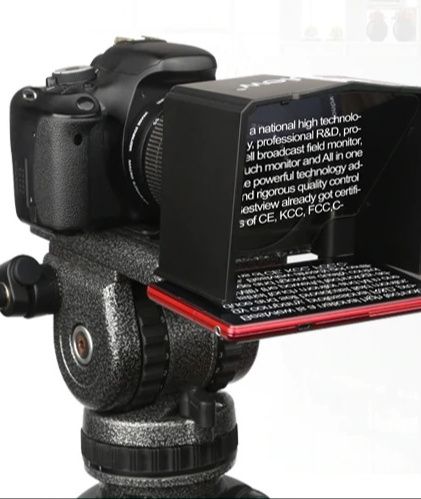 Маленький телесуфлер закреплен на камере DSLR