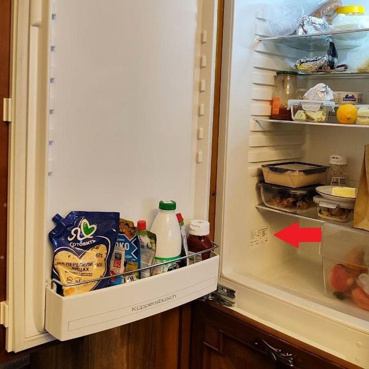 Шильдик с моделью холодильника Küppersbusch – наклейка внутри камеры